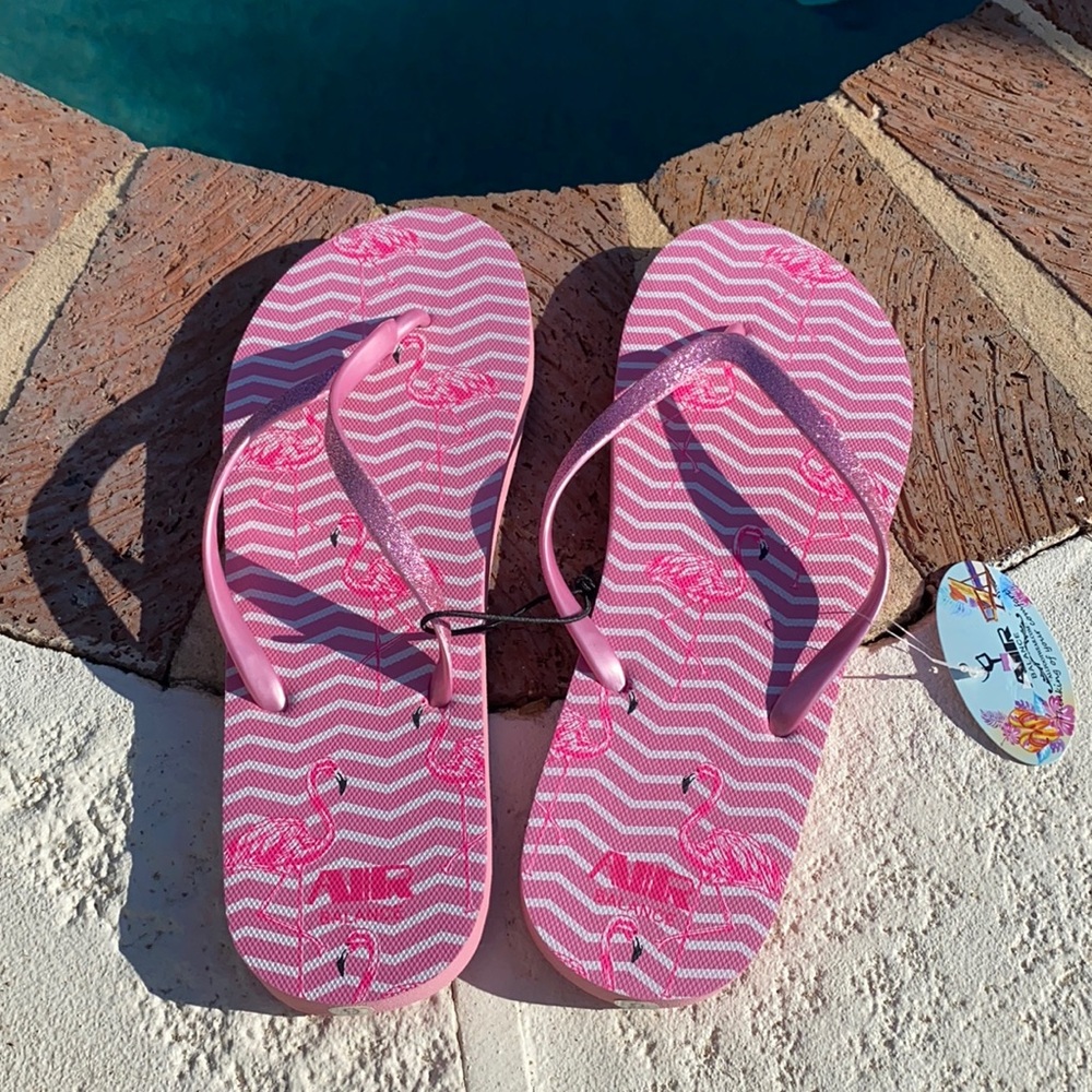 NWT flamingo print flip flops